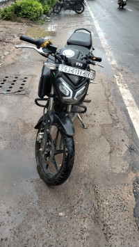 Black TVS Raider 125