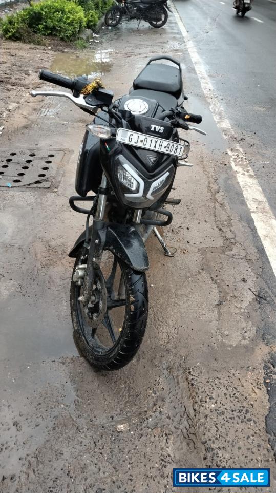 Black TVS Raider 125