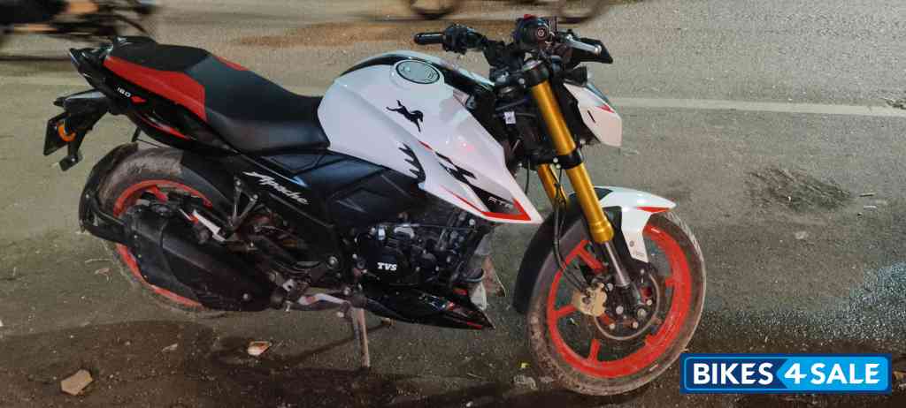 White TVS Apache RTR 160 4V Special Edition