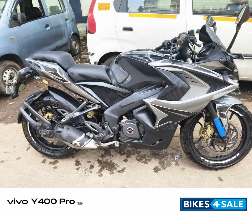Black Bajaj Pulsar RS 200 ABS