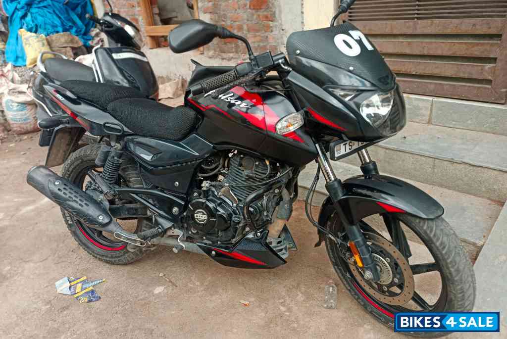 Matt Sparkle Black Bajaj Pulsar 180 DTSi