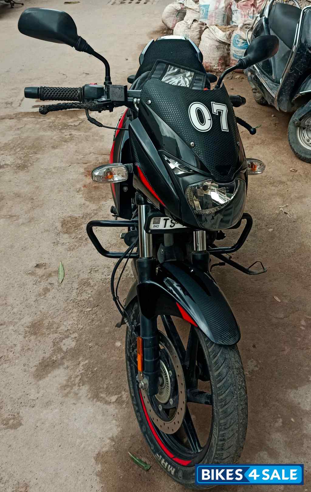 Matt Sparkle Black Bajaj Pulsar 180 DTSi