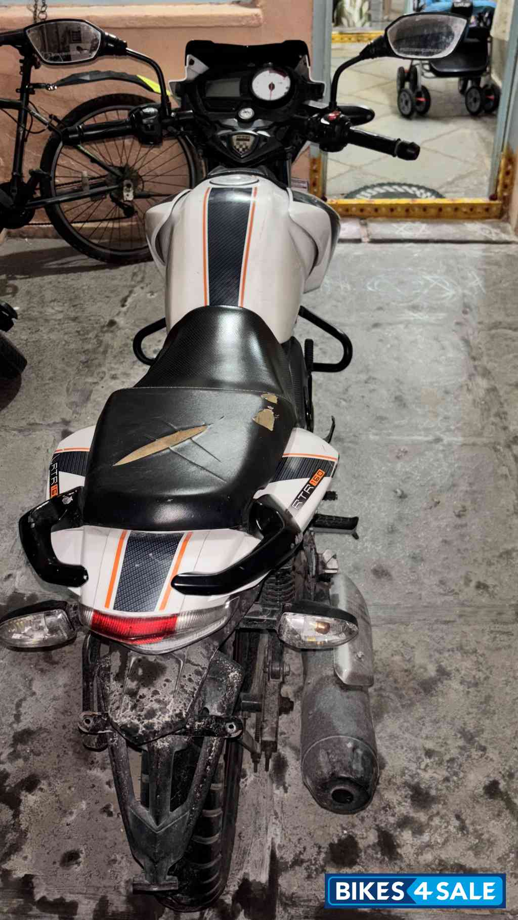 White TVS Apache RTR 160