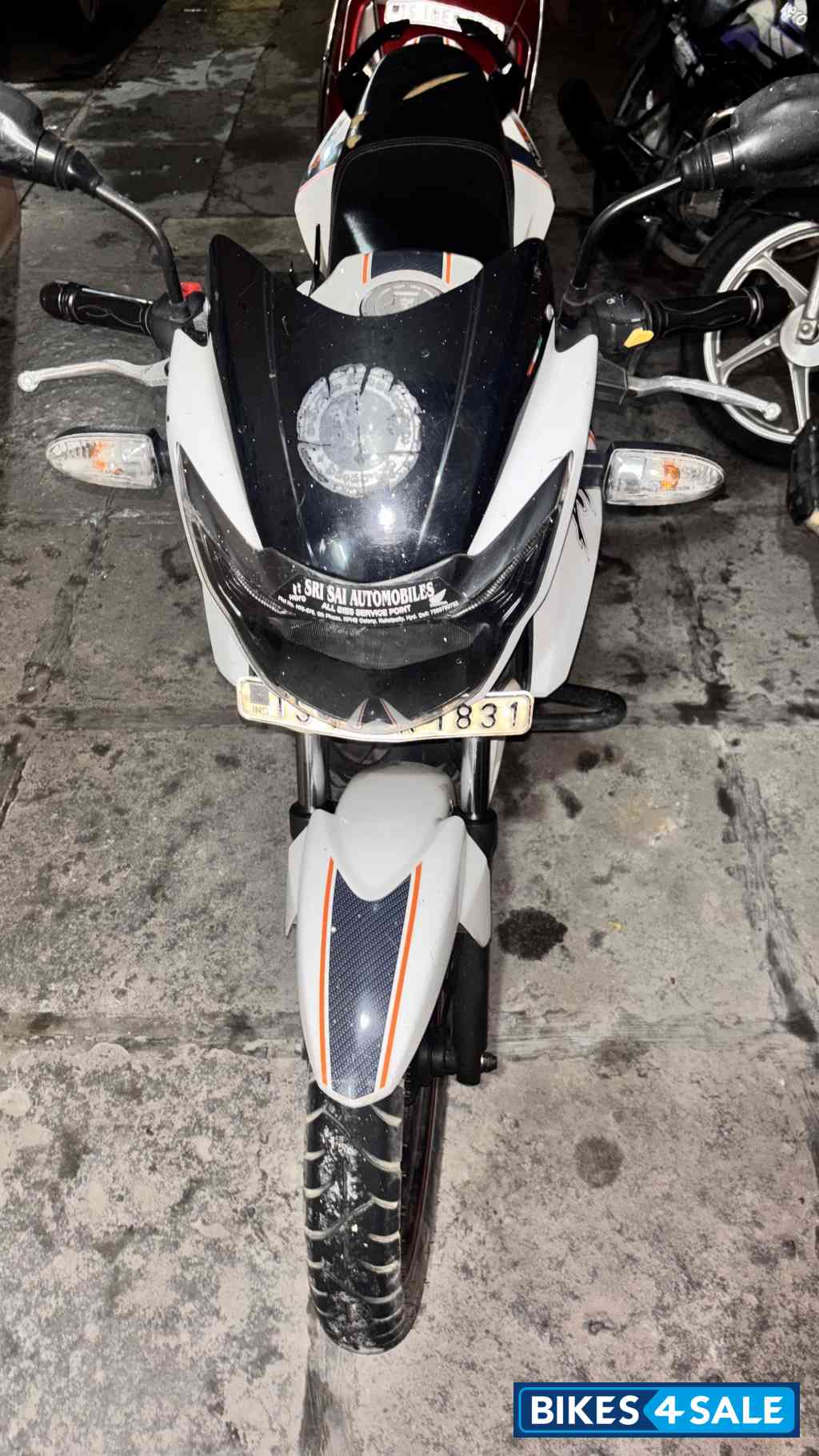 White TVS Apache RTR 160 White TVS Apache RTR 160