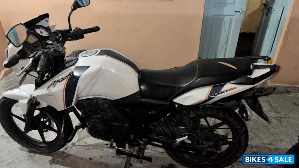 White TVS Apache RTR 160 White TVS Apache RTR 160