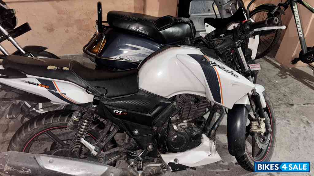 White TVS Apache RTR 160 White TVS Apache RTR 160