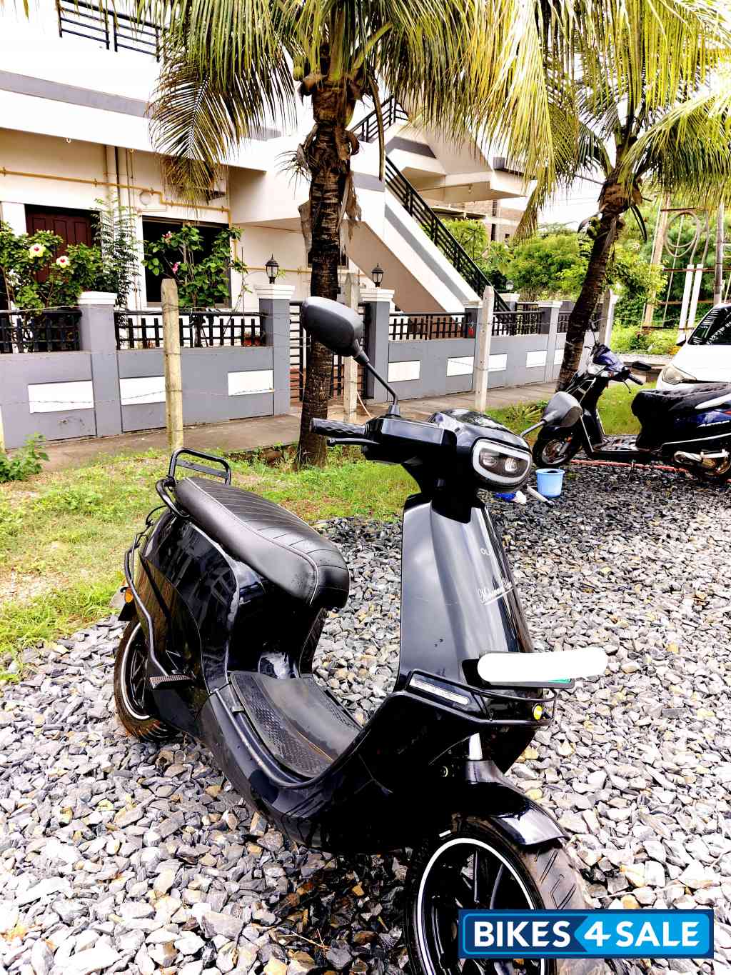 Jet Black Ola S1 Pro