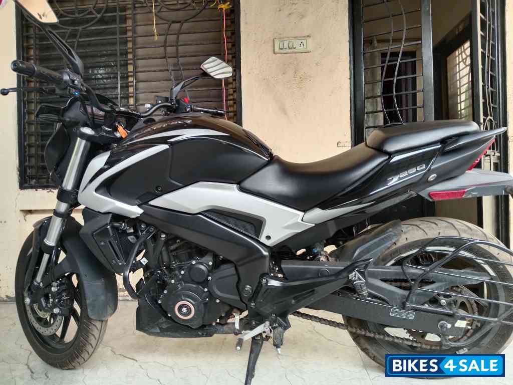 Sparkling Black Bajaj Dominar 250