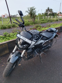 Sparkling Black Bajaj Dominar 250