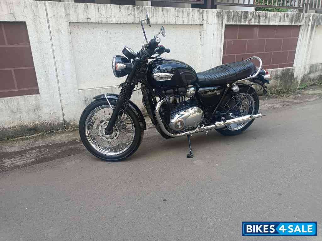 Black Triumph Bonneville T100