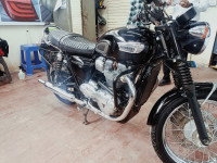 Black Triumph Bonneville T100