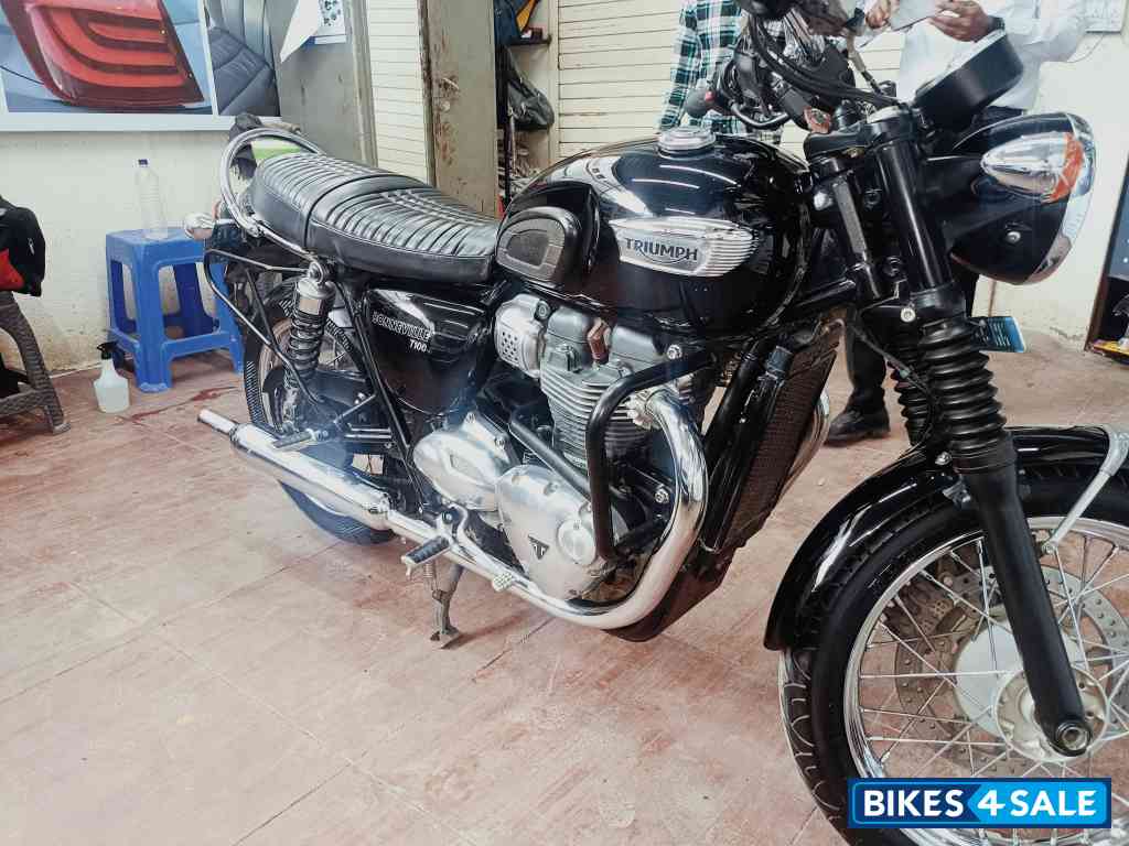 Black Triumph Bonneville T100
