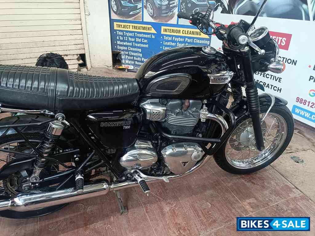 Black Triumph Bonneville T100
