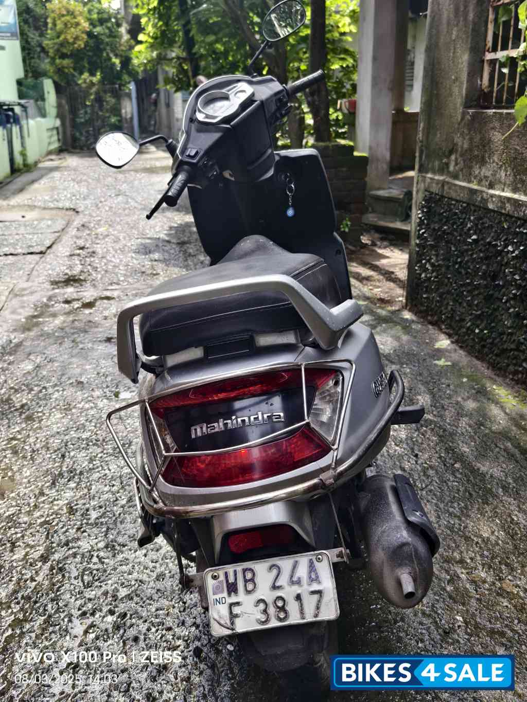 Silver Mahindra Gusto