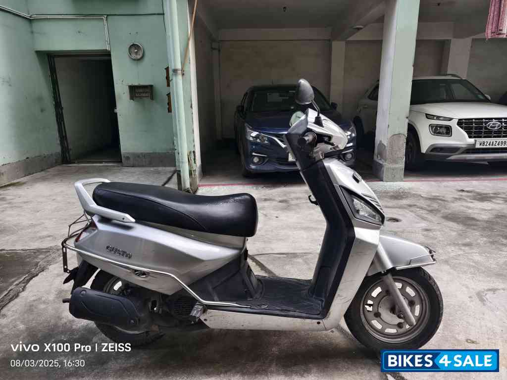 Silver Mahindra Gusto