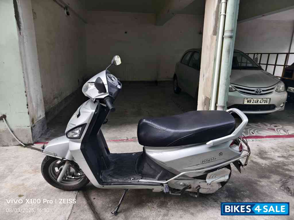 Silver Mahindra Gusto