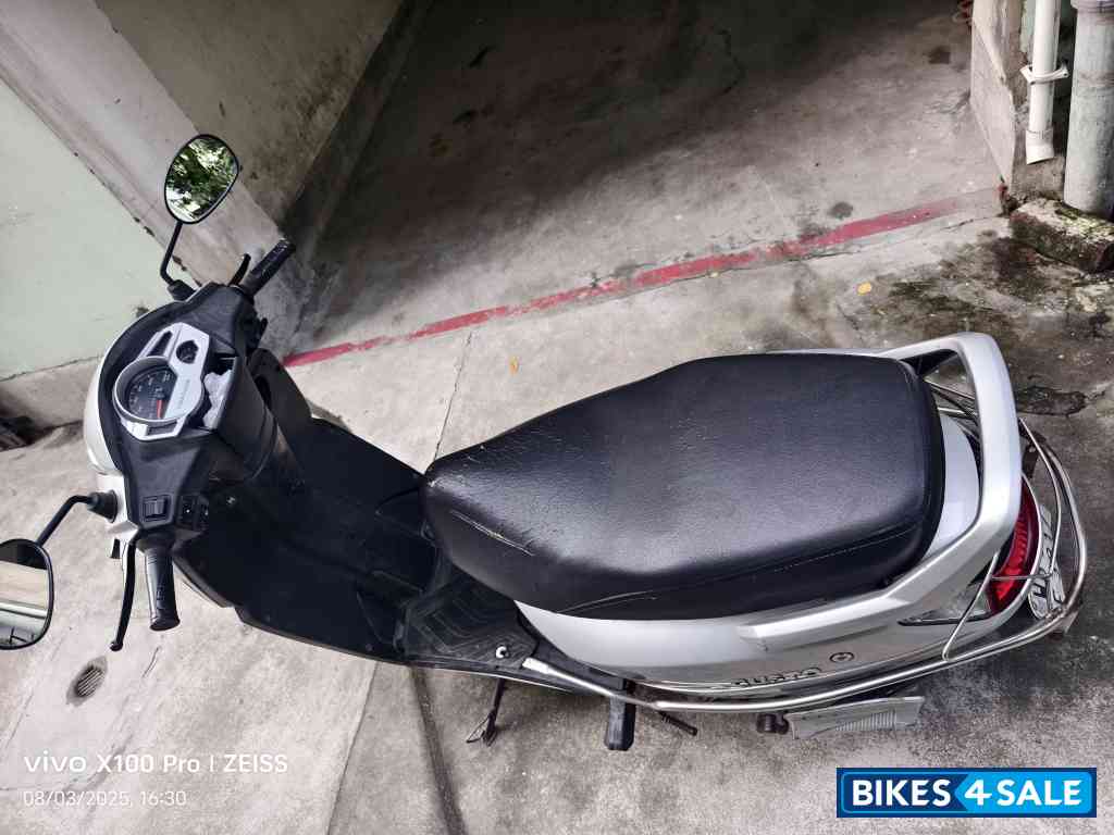 Silver Mahindra Gusto