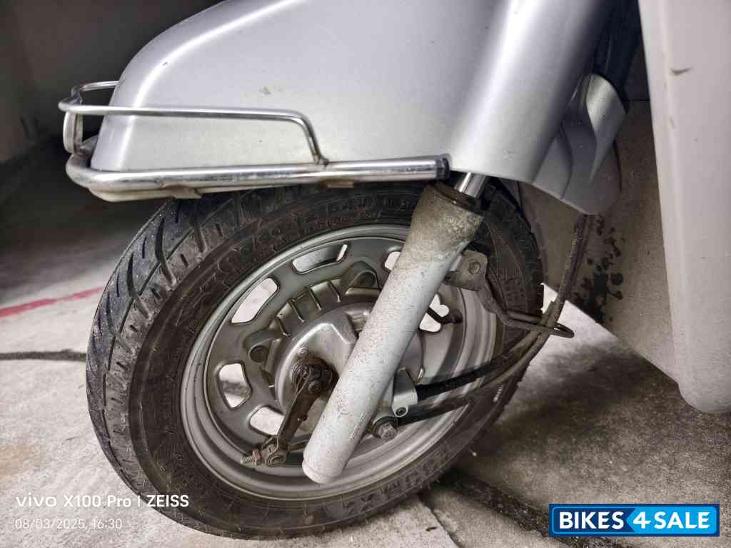 Silver Mahindra Gusto