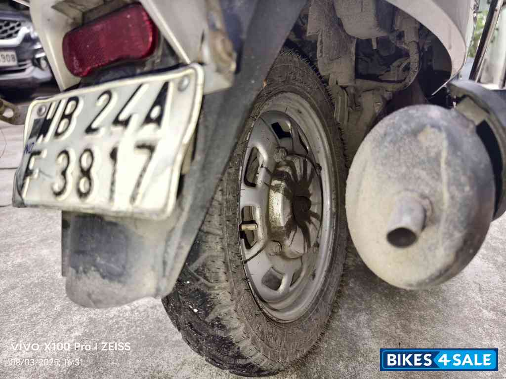 Silver Mahindra Gusto