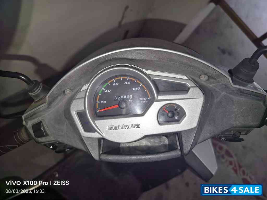 Silver Mahindra Gusto