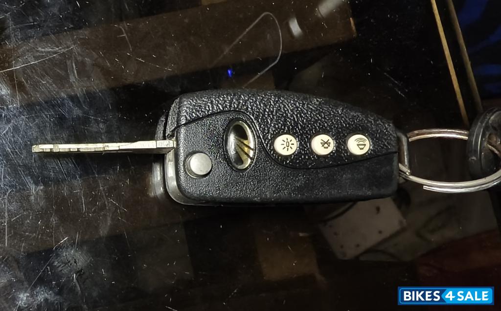 Silver Mahindra Gusto