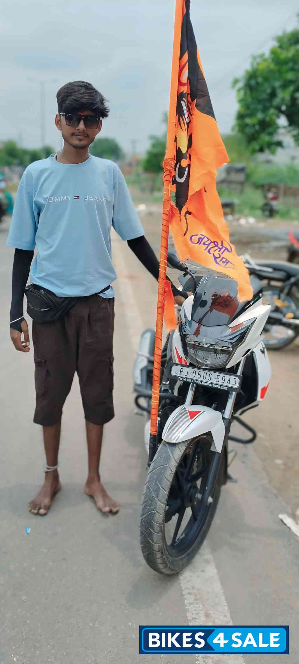 White TVS Apache RTR 160