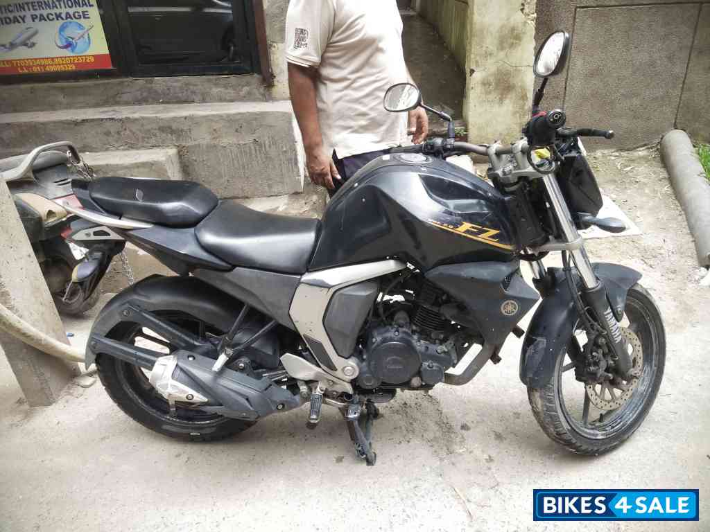 Black Yamaha FZ FI V2