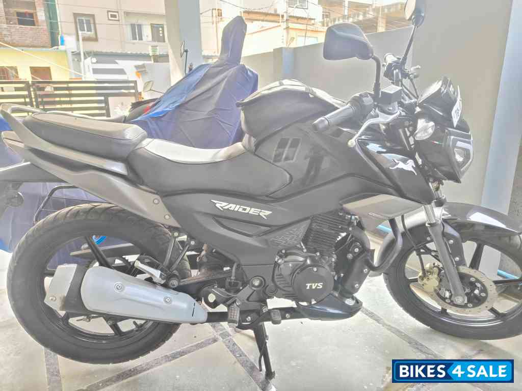 Black TVS Raider 125