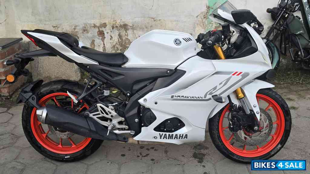 Intensity White Yamaha R15 V4