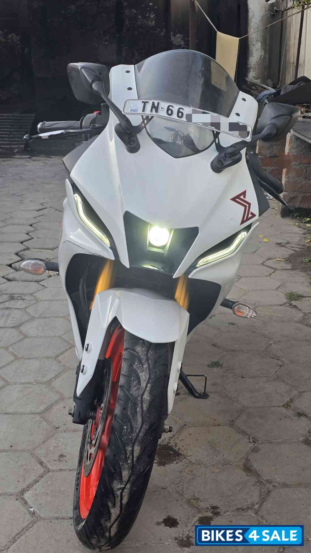 Intensity White Yamaha R15 V4