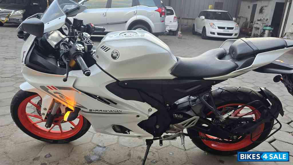 Intensity White Yamaha R15 V4