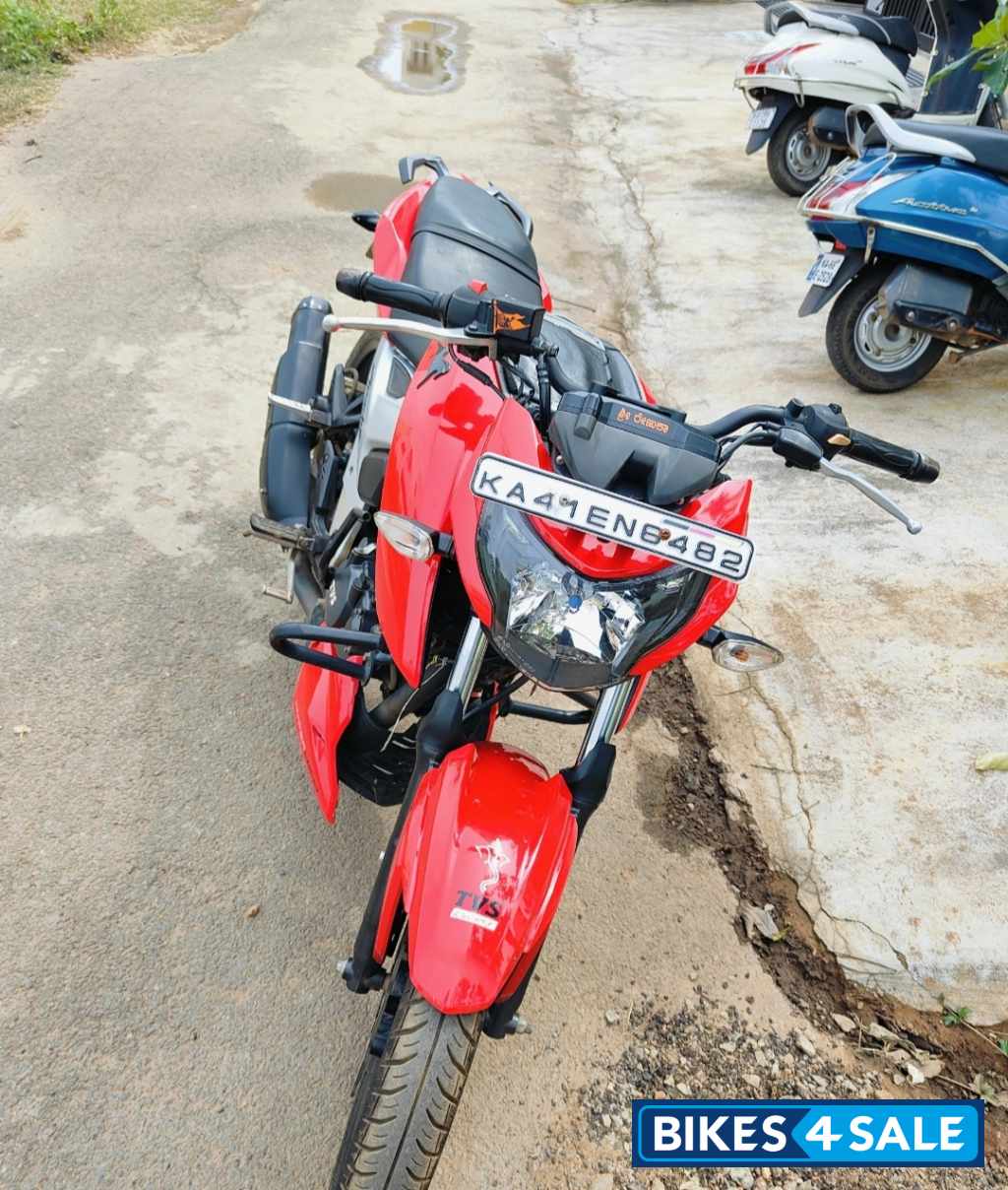 Red TVS Apache RTR 160 4V