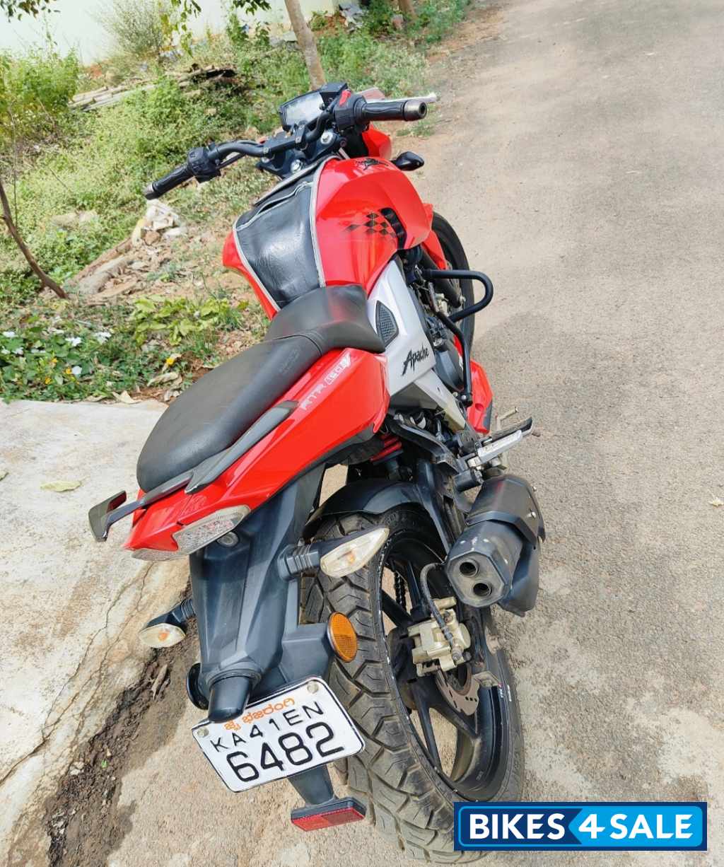 Red TVS Apache RTR 160 4V