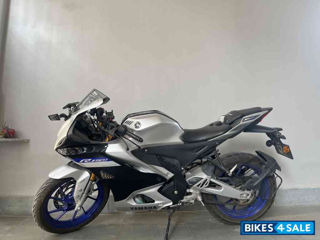 Yamaha R15 V4