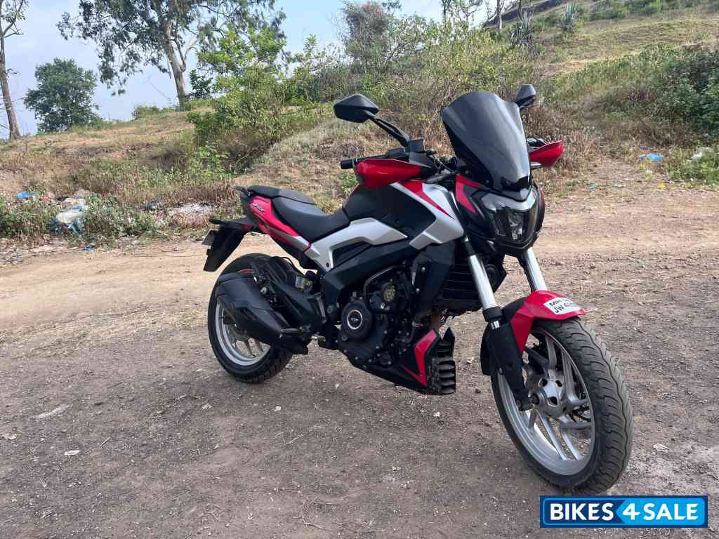 Red Bajaj Dominar 250 2022
