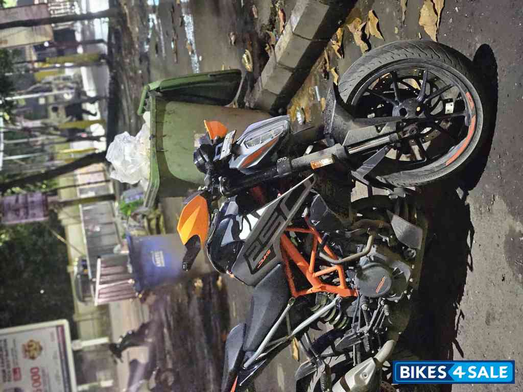 Metallic Black KTM Duke 250 2022
