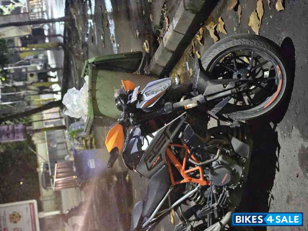 Metallic Black KTM Duke 250 2022