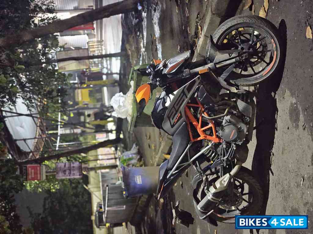 Metallic Black KTM Duke 250 2022