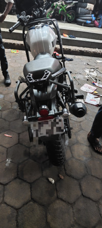 Yezdi Adventure Gloss 2024