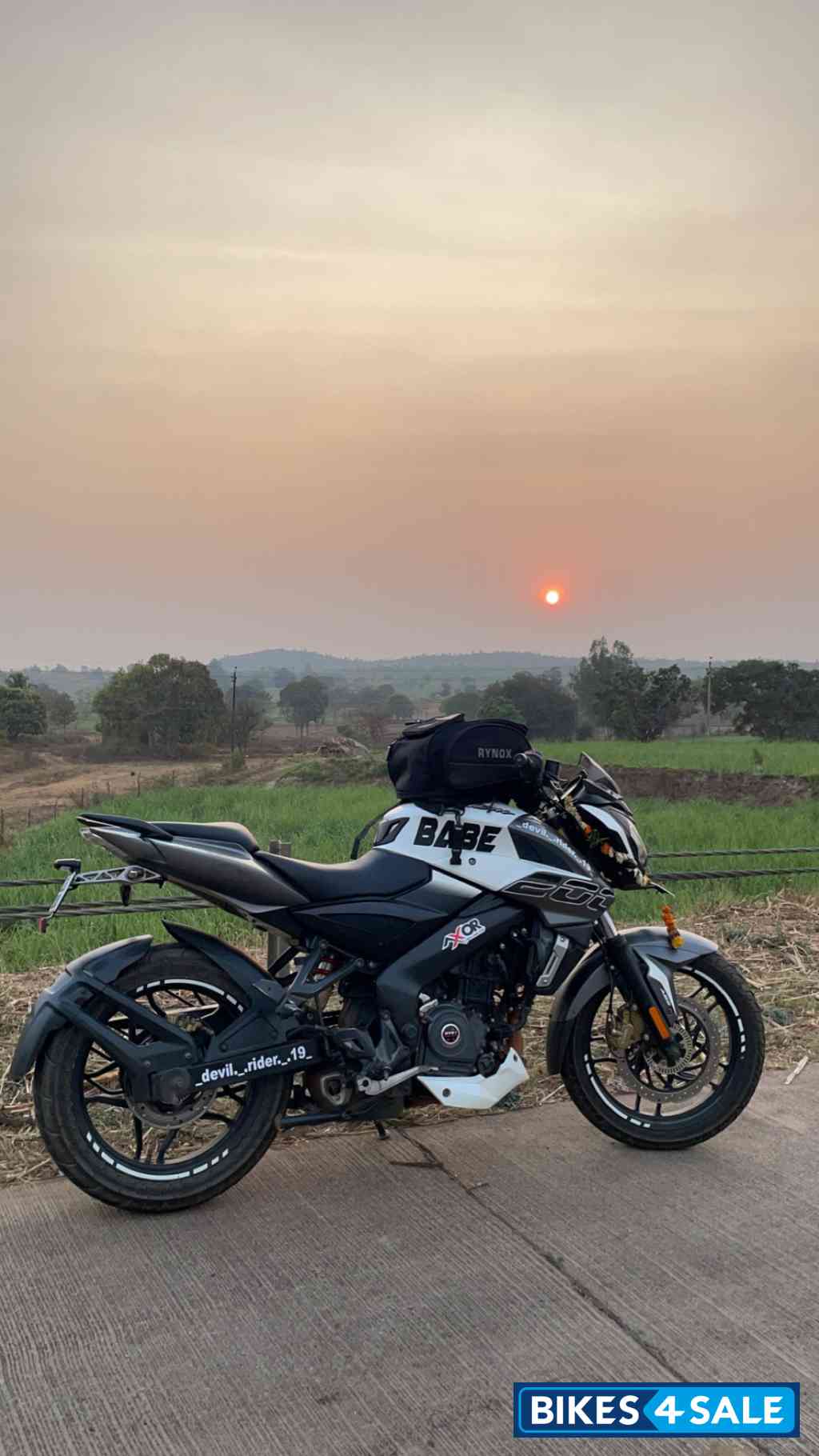White Bajaj Pulsar 200 NS