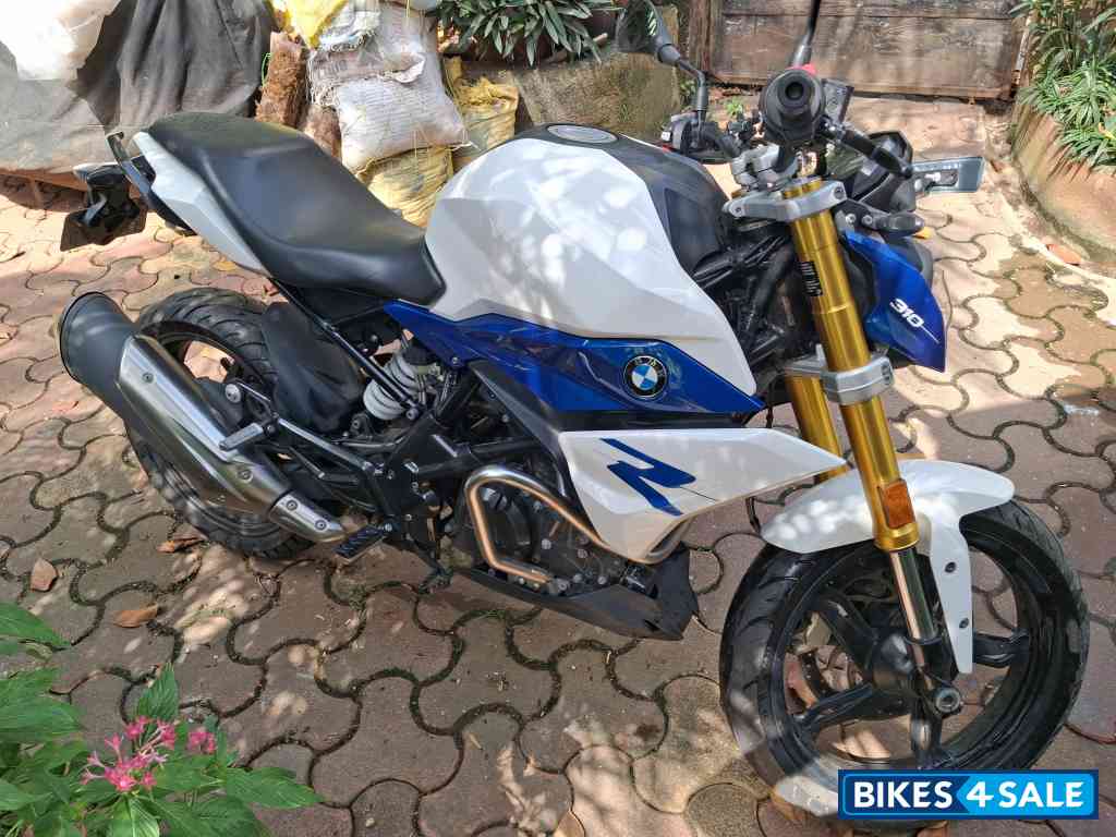 White BMW G 310 R