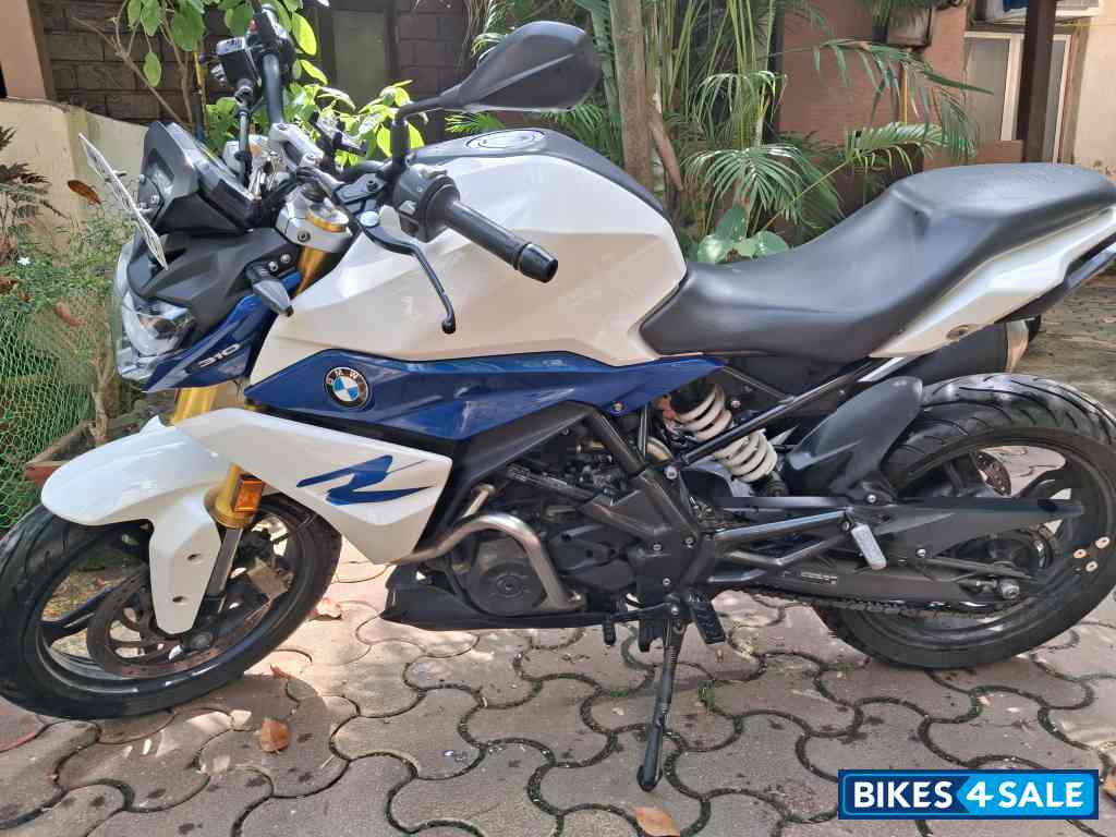 White BMW G 310 R