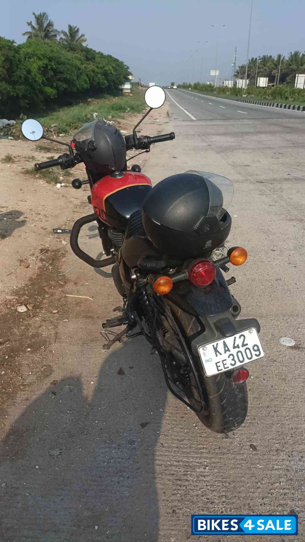 Rebel Red Royal Enfield Hunter 350 Retro