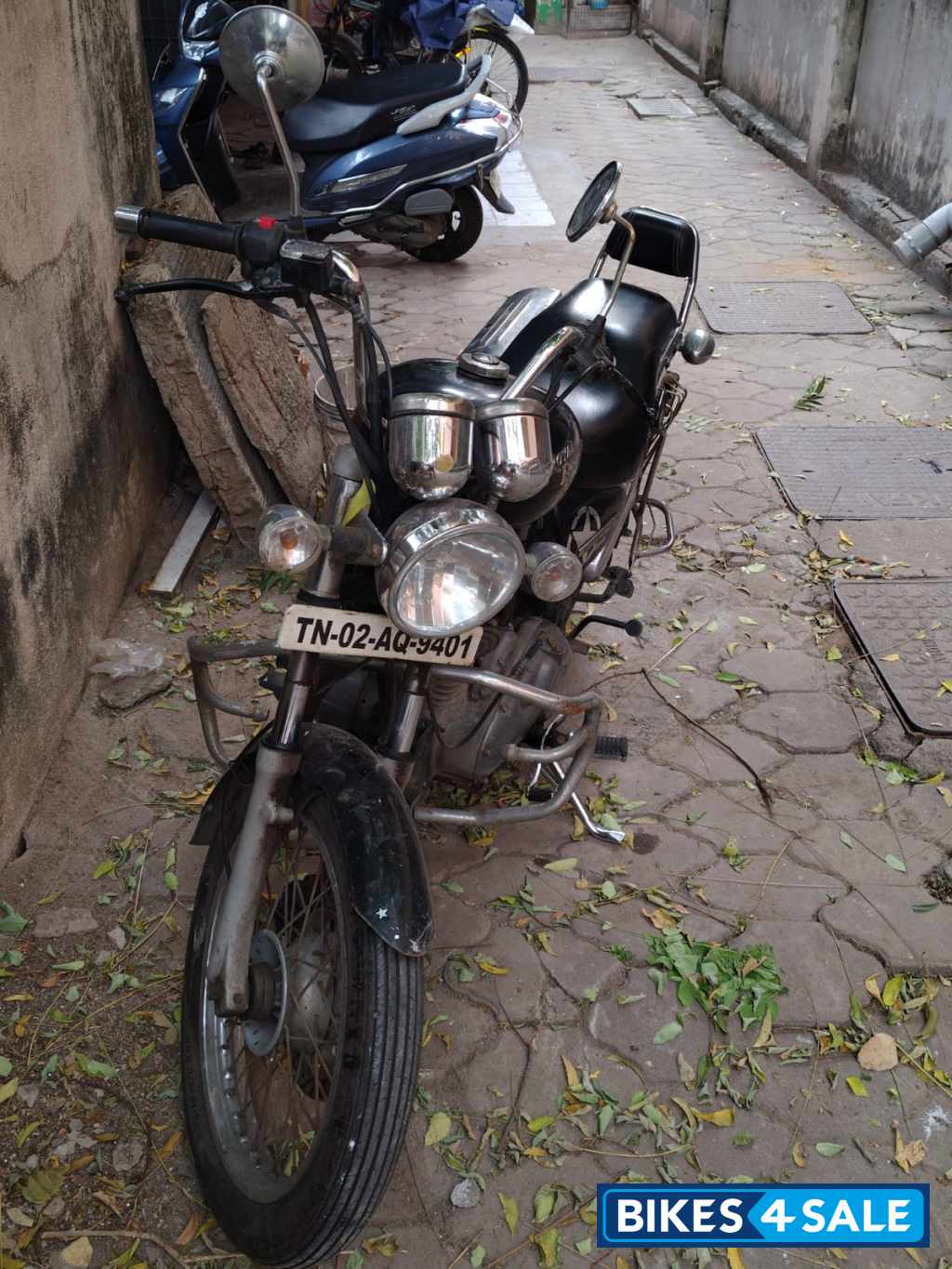 Black Royal Enfield Thunderbird 350