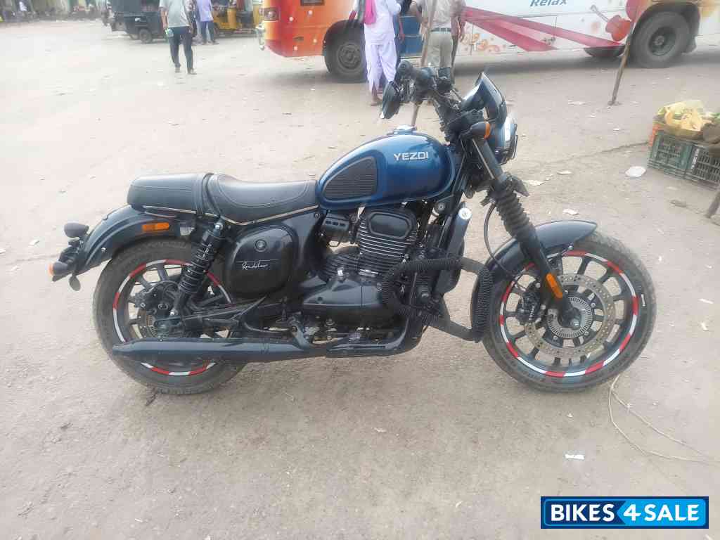 Yezdi Roadster Dual Tone