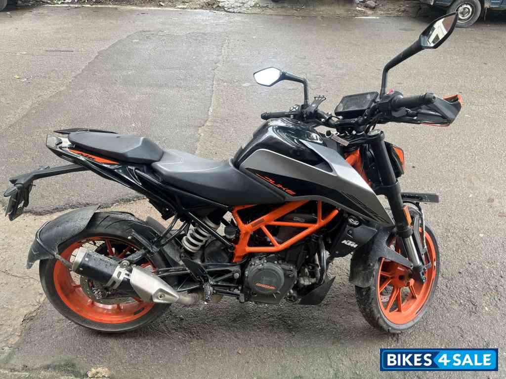 Black KTM Duke 390