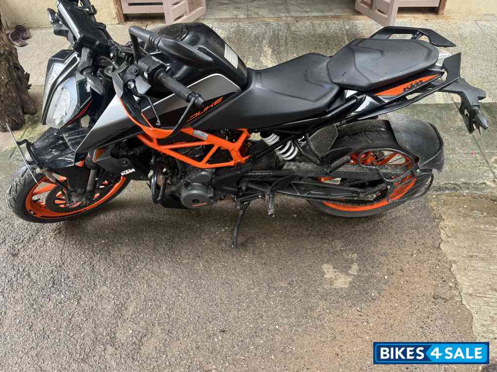 Black KTM Duke 390
