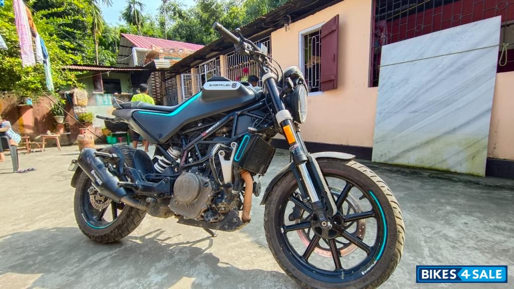 Black Husqvarna Svartpilen 250