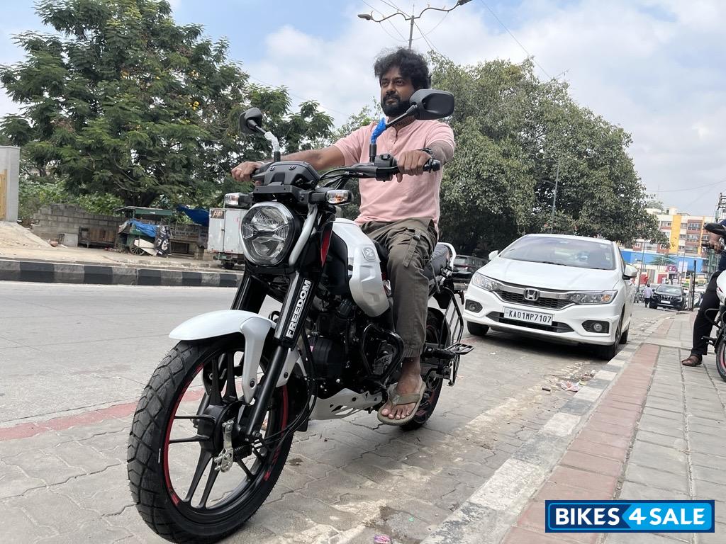 White Bajaj Freedom 125 NG04 Drum LED