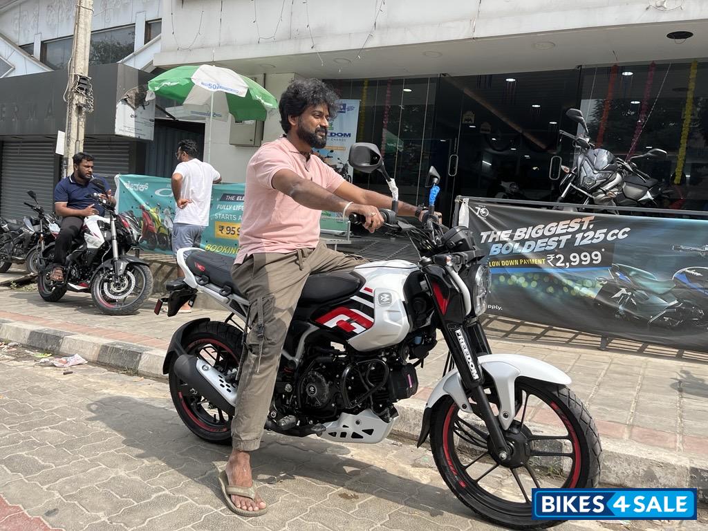 White Bajaj Freedom 125 NG04 Drum LED